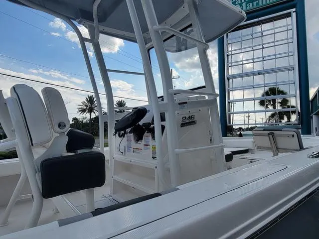 Slide: The Image of Robalo 246 Cayman SD 2025 - 5
