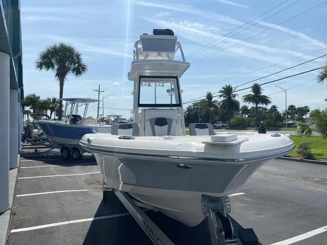 Slide: The Image of Robalo 246 Cayman SD 2025 - 6