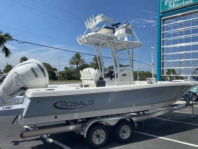 Slide: The Image of Robalo 246 Cayman SD 2025 - 7