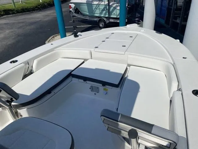 Slide: The Image of Robalo 246 Cayman SD 2025 - 8