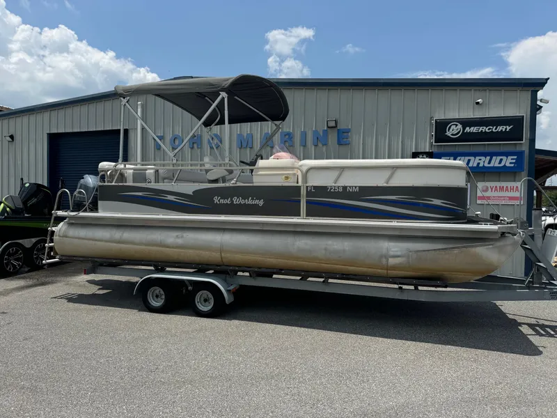 The Image of 2007 SunChaser 8522 Cruise RE pontoon boat on trailer outside marine shop. - 0