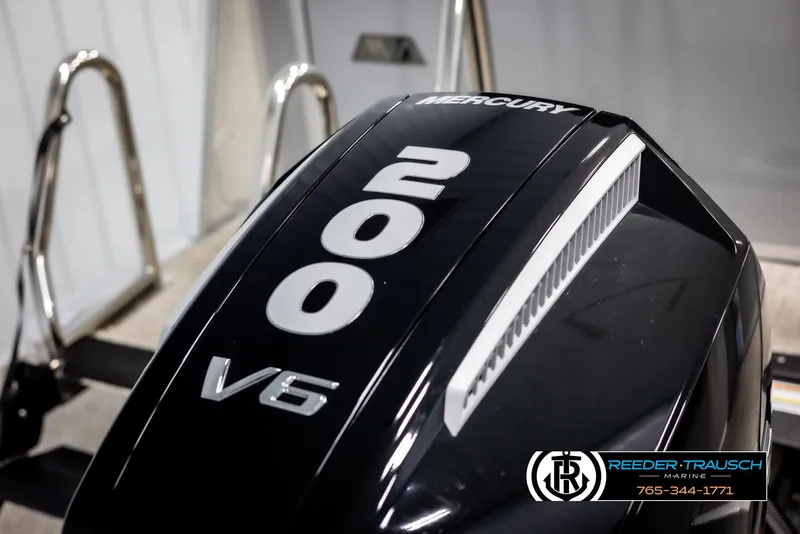 Slide: The Image of Mercury 200 V6 engine on 2025 Avalon Catalina EL boat, Reeder-Trausch branding visible. - 40