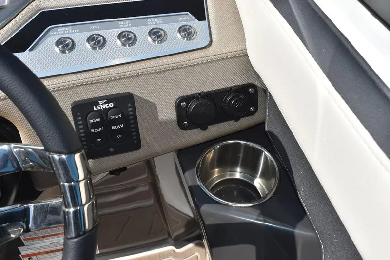 Slide: The Image of Monterey 255SS 2023 - 60