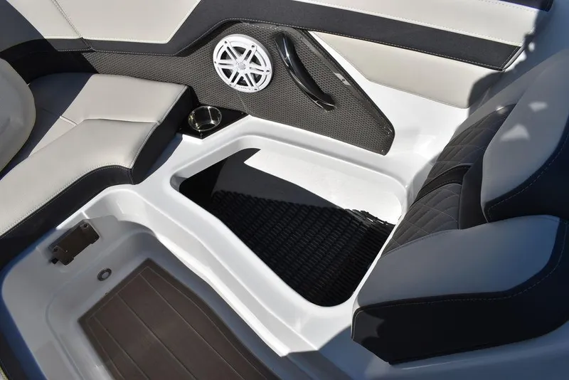 Slide: The Image of Monterey 255SS 2023 - 72