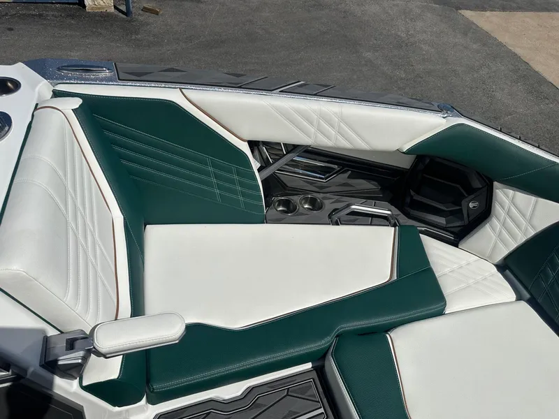 Slide: The Image of Tigé Ultré 25ZX 2025 - 10