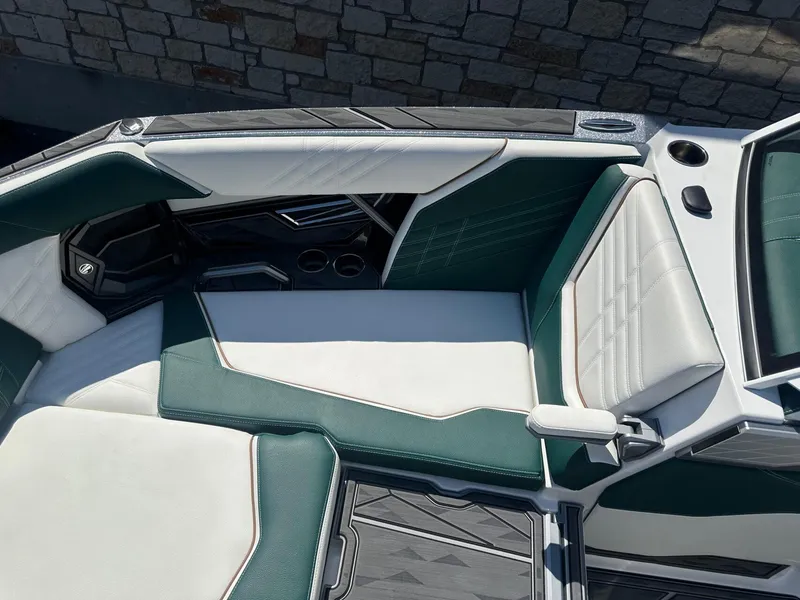 Slide: The Image of Tigé Ultré 25ZX 2025 - 11