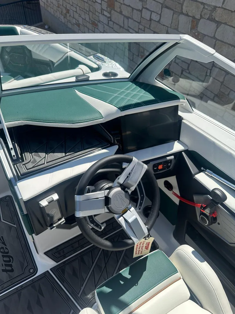 Slide: The Image of Tigé Ultré 25ZX 2025 - 12