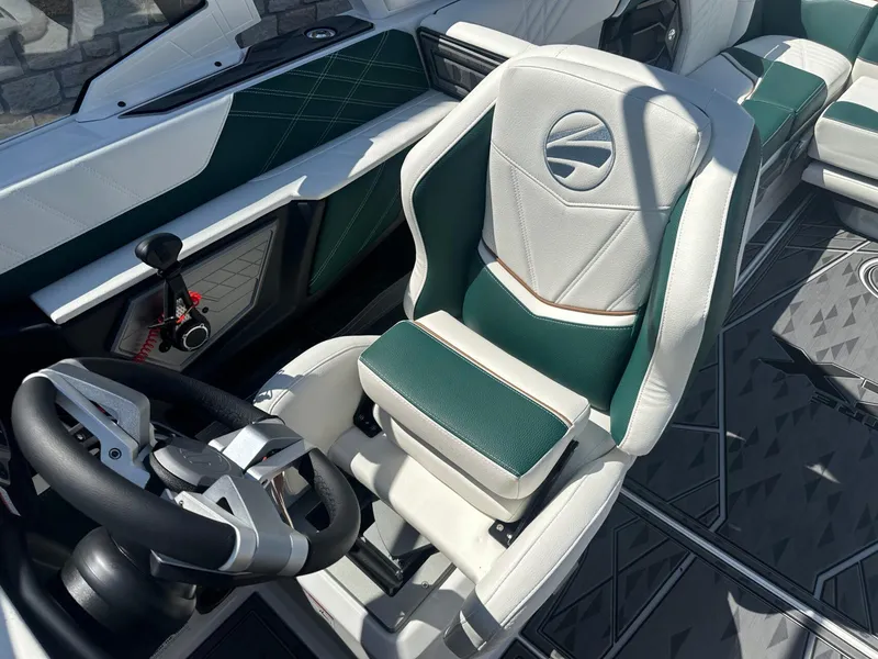 Slide: The Image of Tigé Ultré 25ZX 2025 - 13