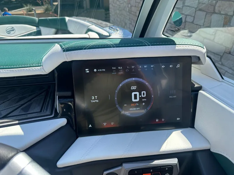 Slide: The Image of Tigé Ultré 25ZX 2025 - 14