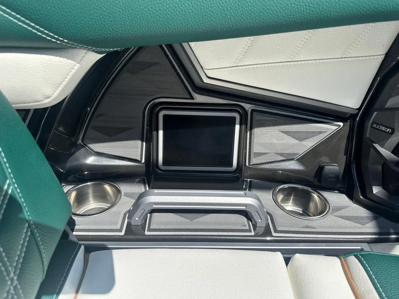 Slide: The Image of Tigé Ultré 25ZX 2025 - 16