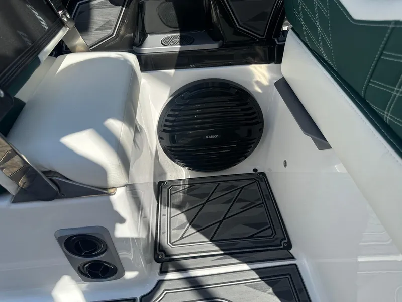 Slide: The Image of Tigé Ultré 25ZX 2025 - 17