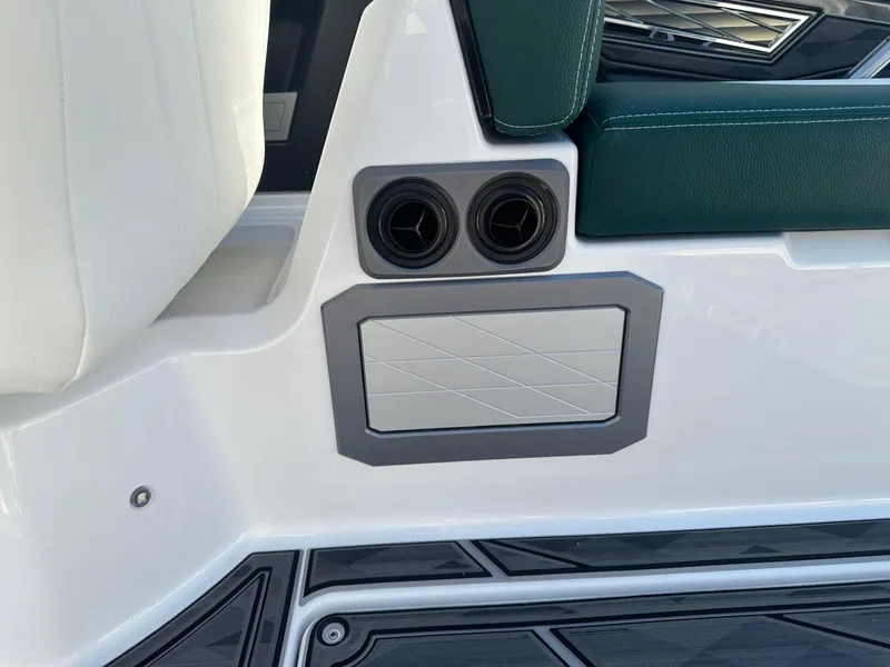 Slide: The Image of Tigé Ultré 25ZX 2025 - 18