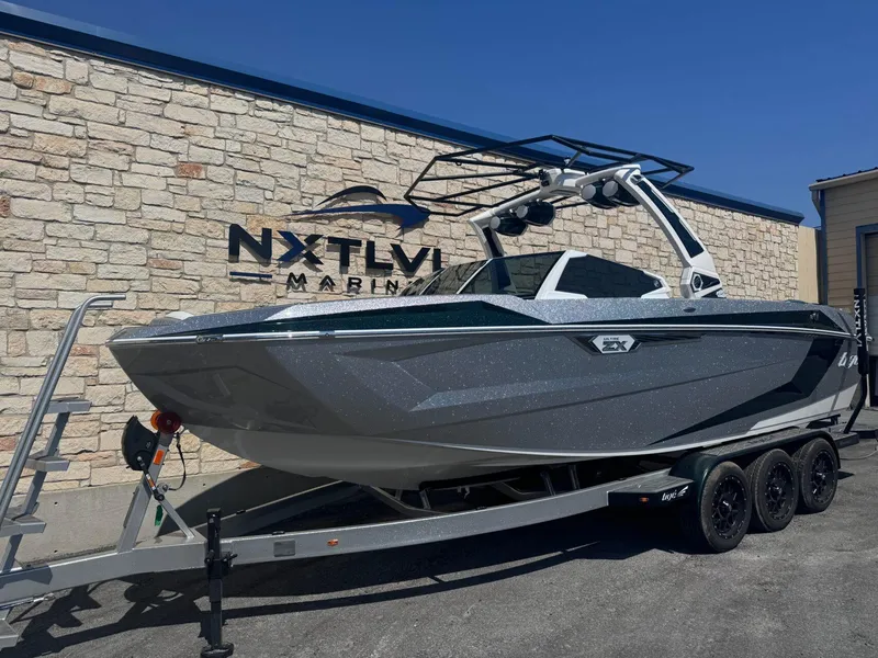 Slide: The Image of Tigé Ultré 25ZX 2025 - 3