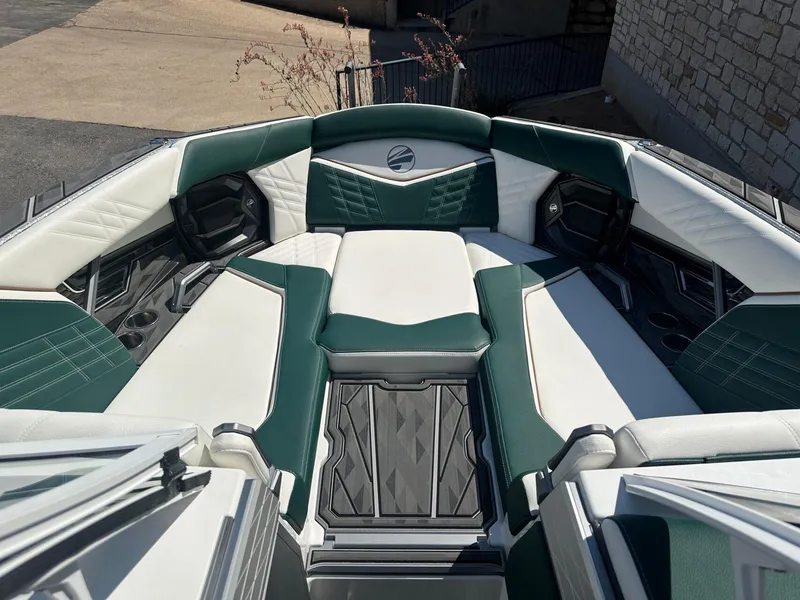 Slide: The Image of Tigé Ultré 25ZX 2025 - 8