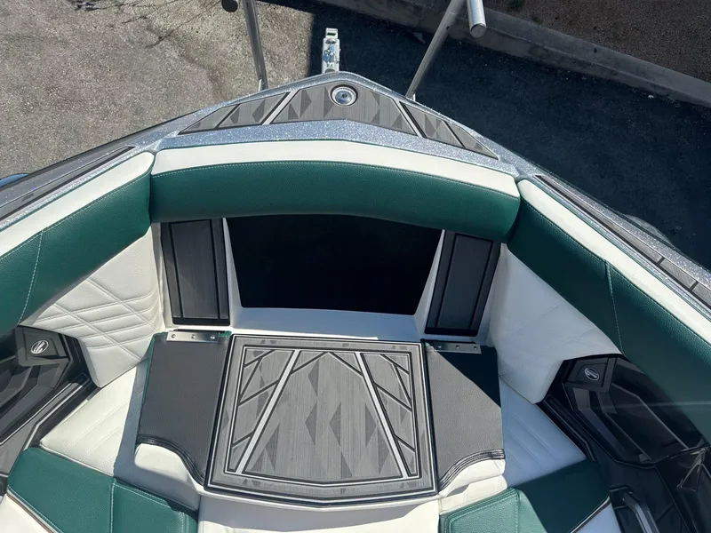 Slide: The Image of Tigé Ultré 25ZX 2025 - 9