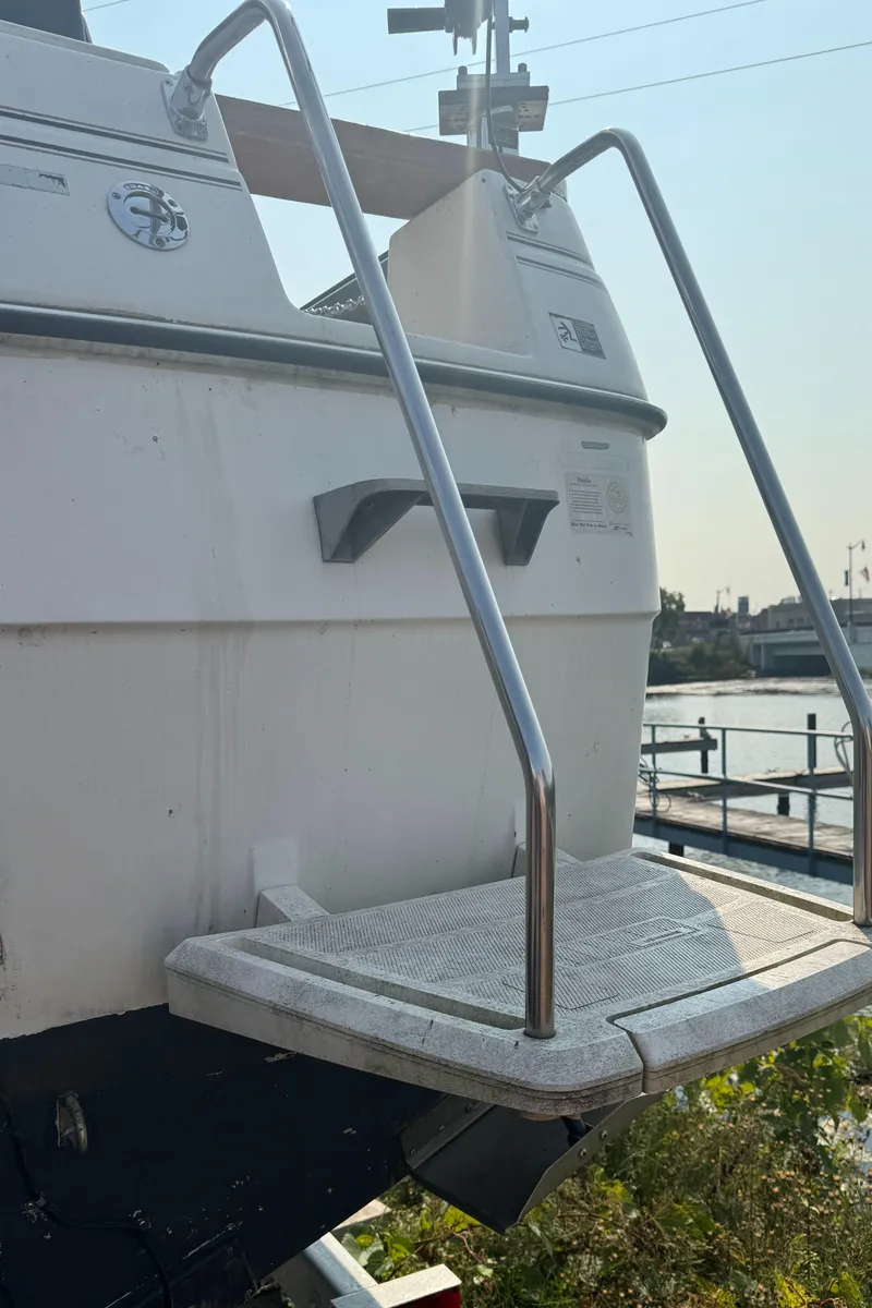 Slide: The Image of 1996 Bayliner 2452 Ciera Express Hardtop boat stern with swim platform and railing. - 3