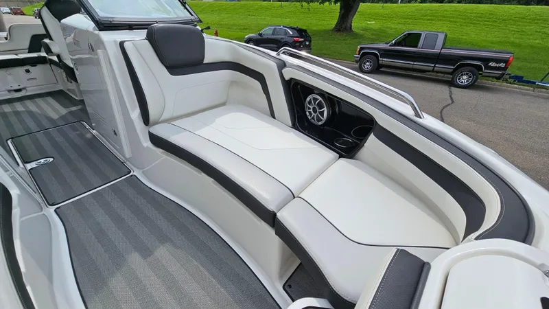 Slide: The Image of 2019 Yamaha Boats 242 LIMITED S E SERIES interior with white seating and speaker. - 20
