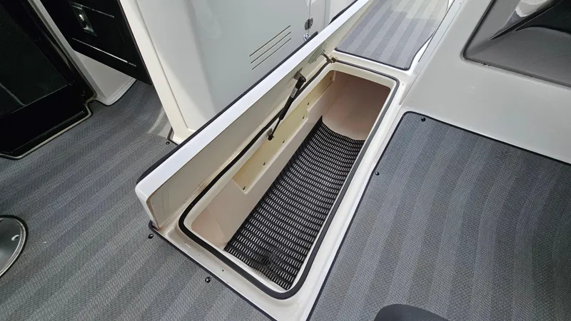 Slide: The Image of 2019 Yamaha Boats 242 LIMITED S E SERIES storage compartment with open hatch. - 25