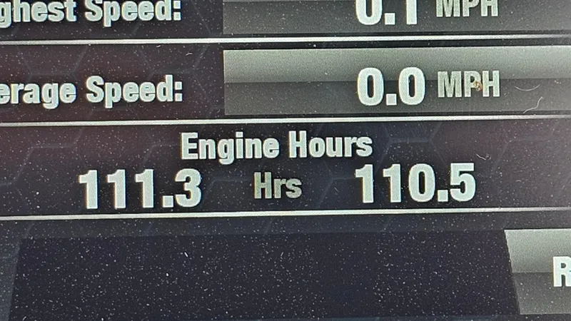 Slide: The Image of Yamaha 242 LIMITED S E SERIES 2019 boat display showing 111.3 engine hours. - 31