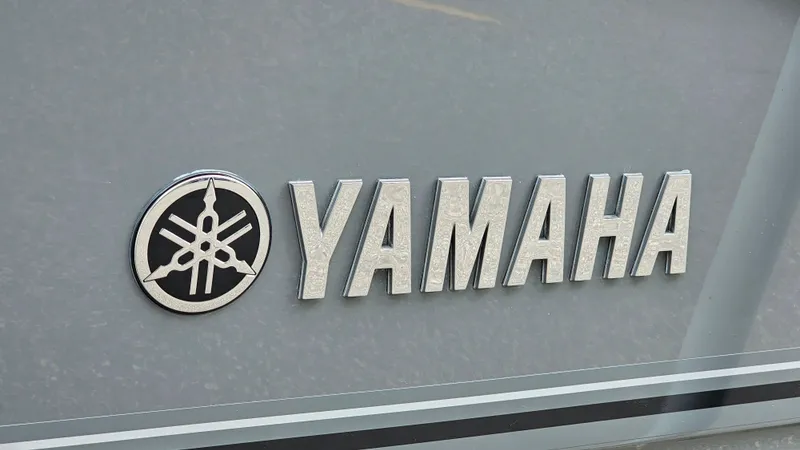 Slide: The Image of Yamaha logo on 2019 Yamaha Boats 242 LIMITED S E SERIES. - 33