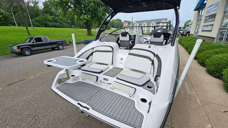 Slide: The Image of 2019 Yamaha Boats 242 LIMITED S E SERIES with sleek seating and swim platform. - 4