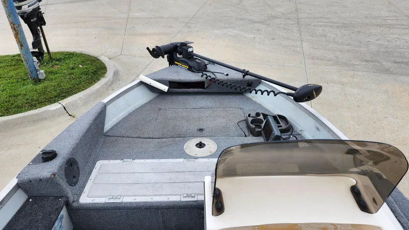 Slide: The Image of 1995 MirroCraft GUIDE IMPACT 16 V boat interior with trolling motor and seating. - 10
