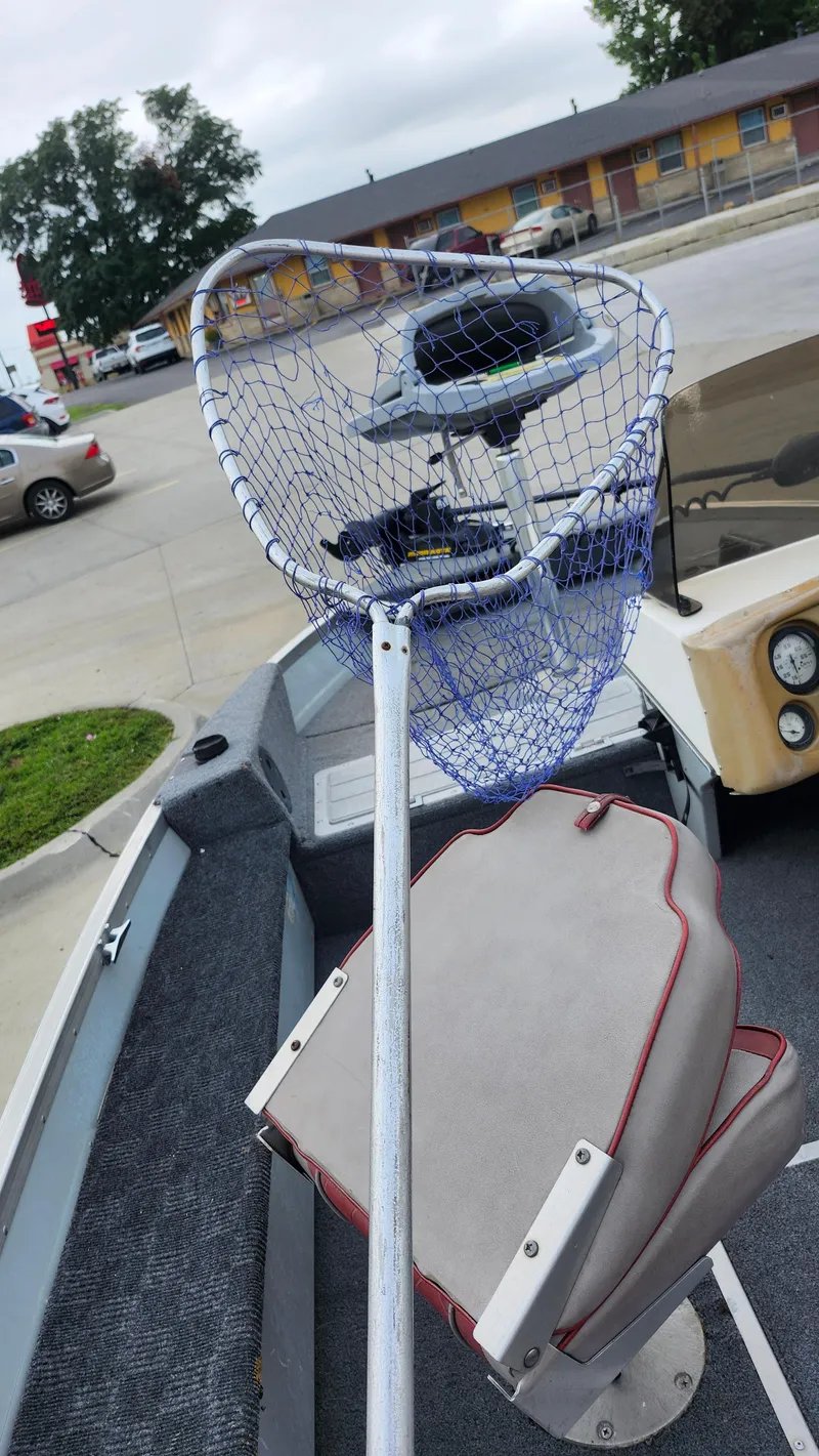 Slide: The Image of 1995 MirroCraft GUIDE IMPACT 16 V boat with fishing net on seat. - 13