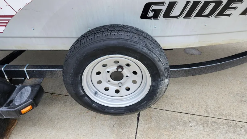 Slide: The Image of Trailer wheel of a 1995 MirroCraft GUIDE IMPACT 16 V boat. - 14