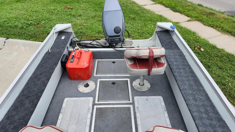 Slide: The Image of 1995 MirroCraft GUIDE IMPACT 16 V boat interior with seating and motor. - 18