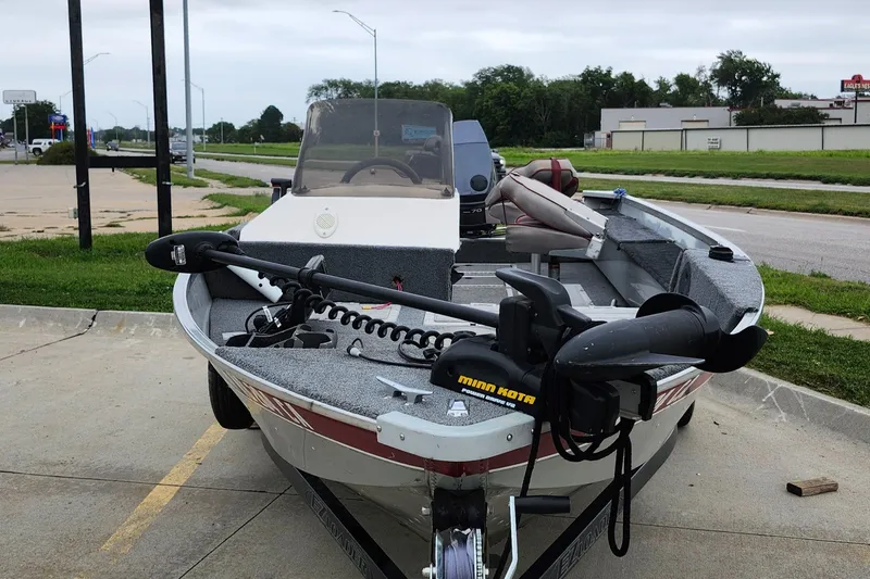 Slide: The Image of 1995 MirroCraft GUIDE IMPACT 16 V boat parked on pavement. - 20
