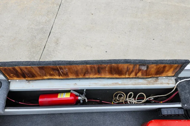 Slide: The Image of Fire extinguisher and rope in 1995 MirroCraft GUIDE IMPACT 16 V boat compartment. - 21