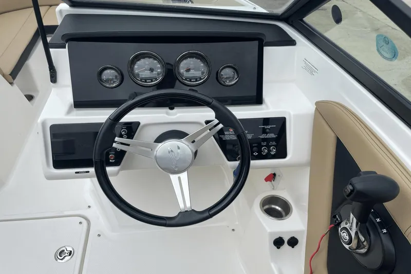 Slide: The Image of Sea Ray 19 SPX 2023 - 10