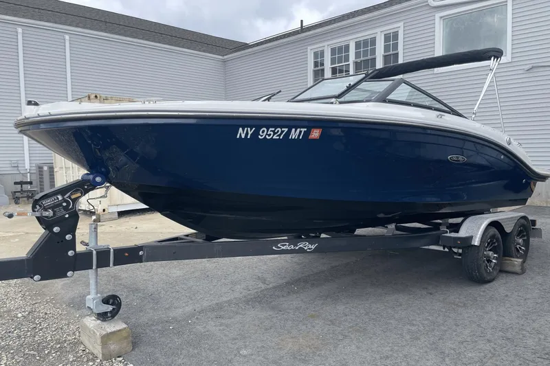 Slide: The Image of Sea Ray 19 SPX 2023 - 17