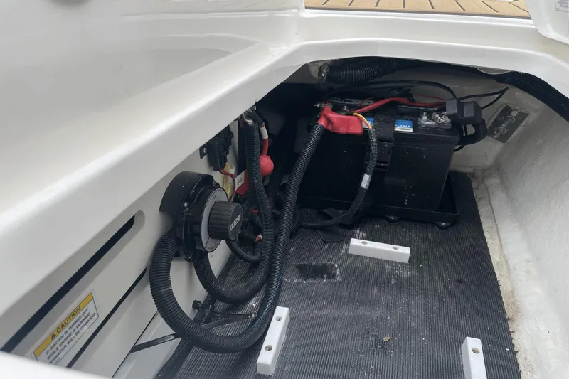 Slide: The Image of Sea Ray 19 SPX 2023 - 4