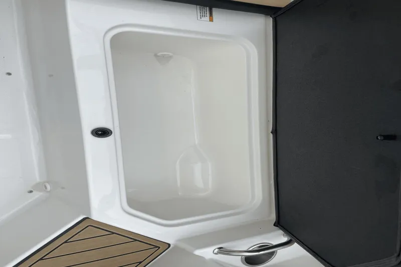 Slide: The Image of Sea Ray 19 SPX 2023 - 6