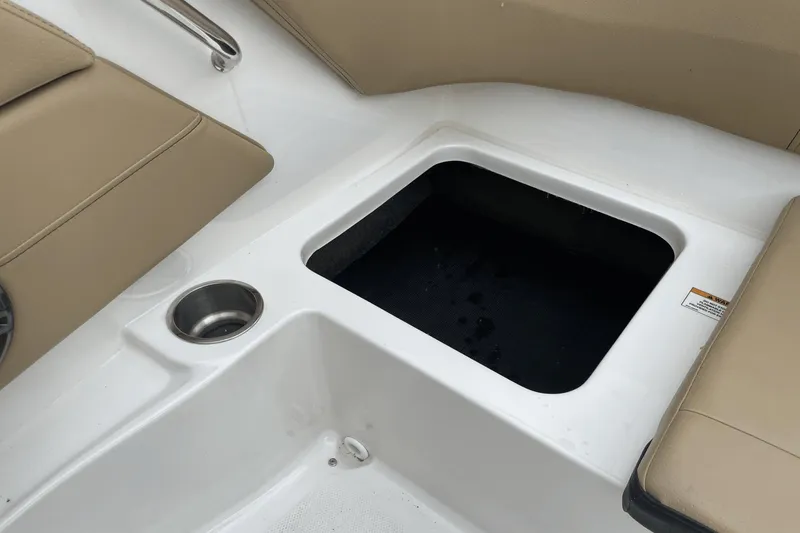 Slide: The Image of Sea Ray 19 SPX 2023 - 7