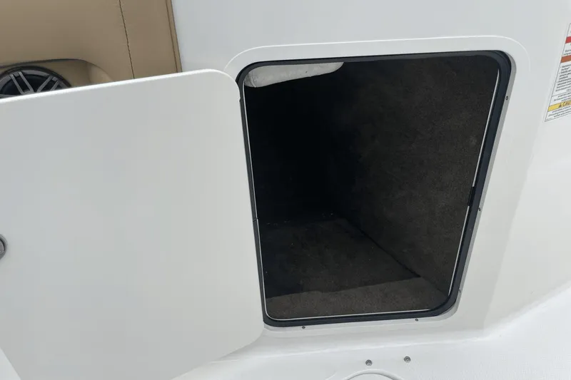 Slide: The Image of Sea Ray 19 SPX 2023 - 8