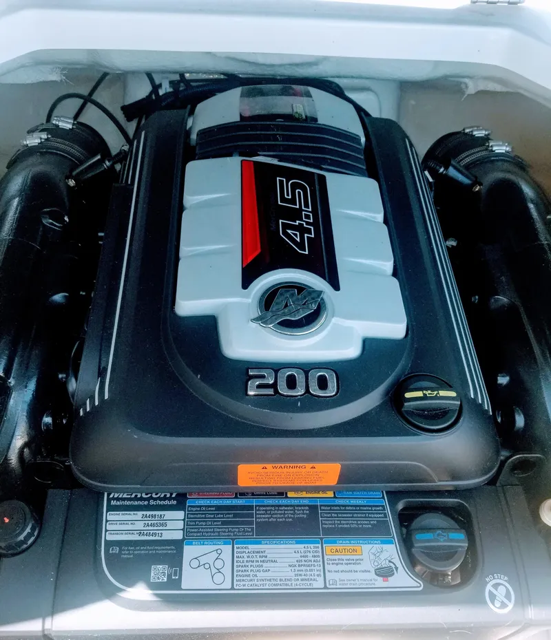 Slide: The Image of 2016 Chaparral 21 H2O Sport engine, 4.5L 200 HP, detailed view. - 20