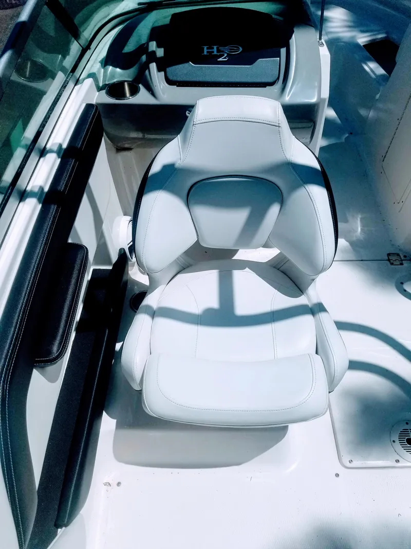 Slide: The Image of 2016 Chaparral 21 H2O Sport boat interior with white captain's chair. - 4