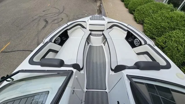 Slide: The Image of Yamaha 242 Limited S E-Series 2019 - 18