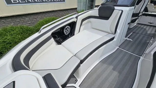 Slide: The Image of Yamaha 242 Limited S E-Series 2019 - 20