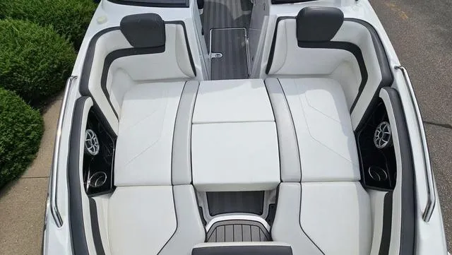 Slide: The Image of Yamaha 242 Limited S E-Series 2019 - 22