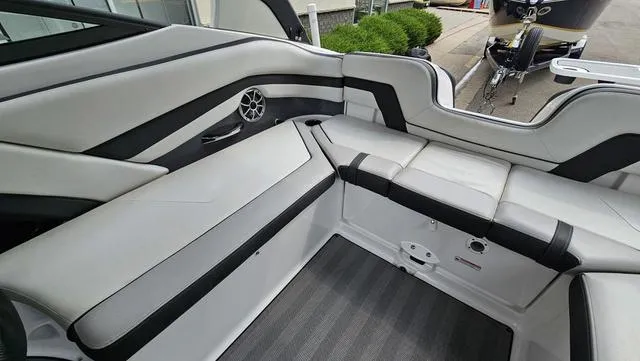 Slide: The Image of Yamaha 242 Limited S E-Series 2019 - 11