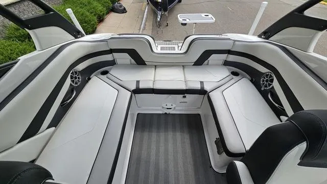 Slide: The Image of Yamaha 242 Limited S E-Series 2019 - 9