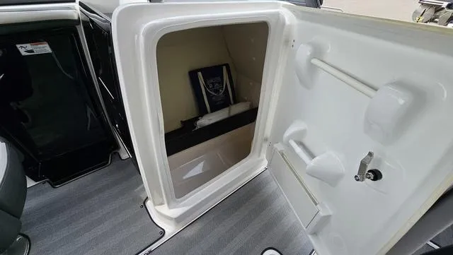 Slide: The Image of Yamaha 242 Limited S E-Series 2019 - 17