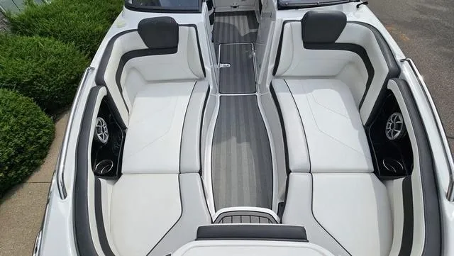 Slide: The Image of Yamaha 242 Limited S E-Series 2019 - 19