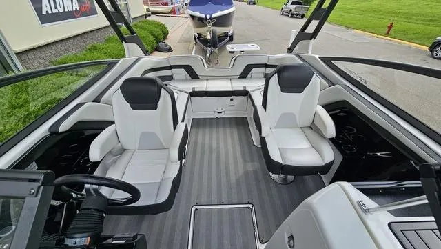 Slide: The Image of Yamaha 242 Limited S E-Series 2019 - 8