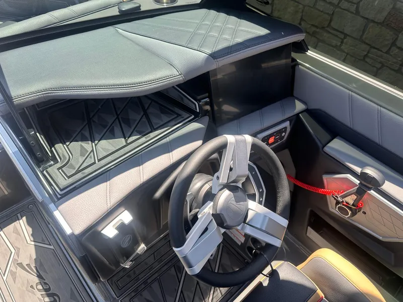 Slide: The Image of Tigé Ultré 23ZX 2025 - 10