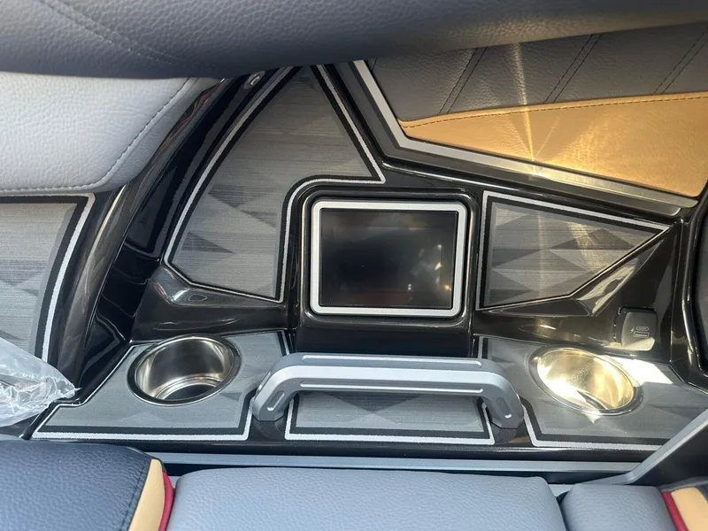 Slide: The Image of Tigé Ultré 23ZX 2025 - 11