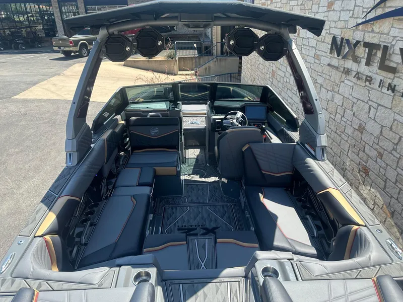 Slide: The Image of Tigé Ultré 23ZX 2025 - 13